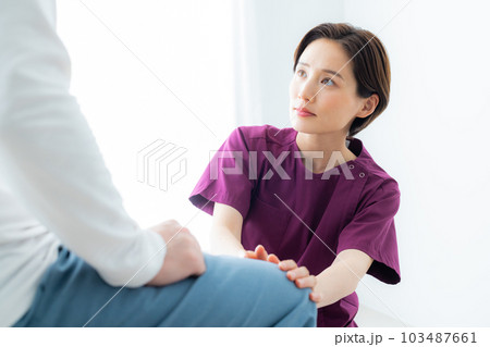 ワインレッドのスクラブの女性 　 103487661