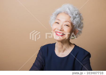 グレイヘアの女性 103487710
