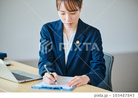 オンライン面談で依頼者から聞き取りをする若い女性弁護士 オンライン面談で依頼者から聞き取りをする若い女性弁護士 103487843