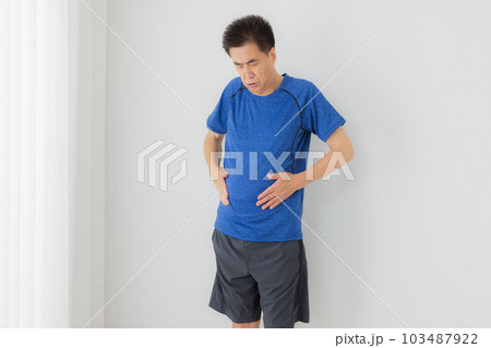 スポーツウェアのミドル男性 103487922