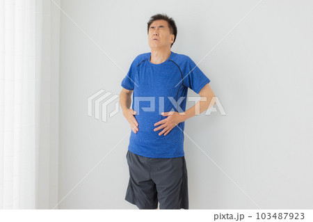 スポーツウェアのミドル男性 103487923