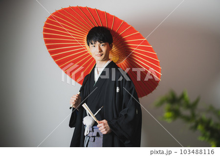 紋付袴の男性　番傘　 103488116