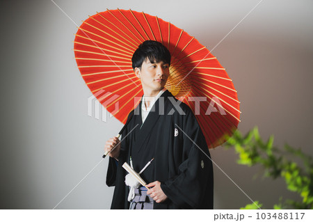 紋付袴の男性 番傘 紋付袴の男性 番傘 103488117
