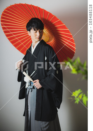紋付袴の男性　番傘　 103488118