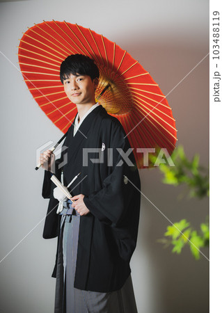 紋付袴の男性　番傘　 103488119