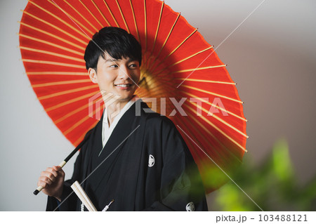 紋付袴の男性　番傘　 103488121