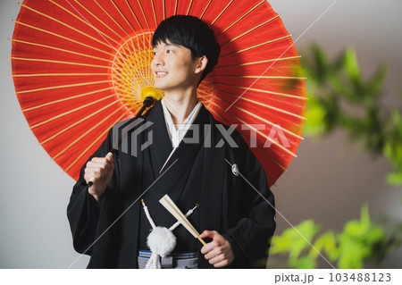 紋付袴の男性　番傘　 103488123
