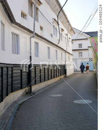 酒蔵通りの裏道を歩く　（広島県東広島市西条町） 103488124