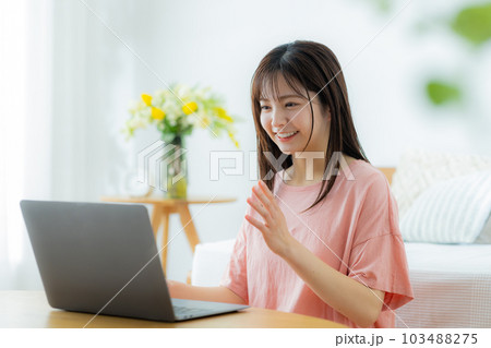 リビングでパソコンを見る女性　　 103488275