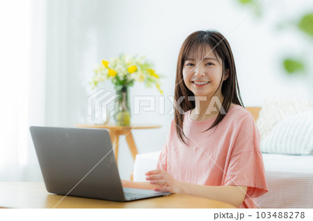 リビングでパソコンを見る女性　　 103488278