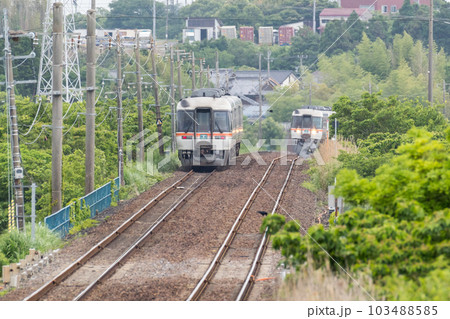 【伊勢線】複線区間で離合する特急南紀1号と2号 103488585