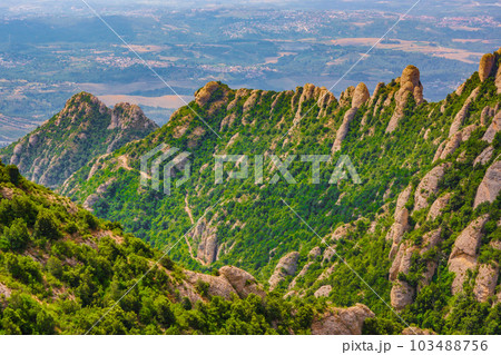 モンセラットの奇岩山(スペイン・バルセロナ) モンセラットの奇岩山(スペイン・バルセロナ) 103488756