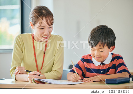 小学生の男の子と若い塾講師 小学生の男の子と若い塾講師 103488813