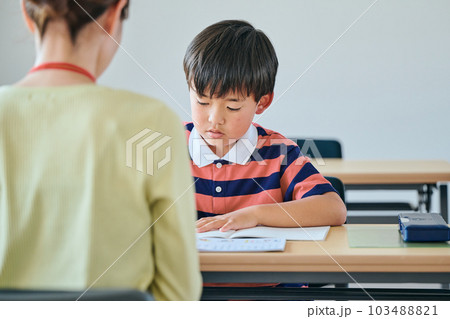 小学生の男の子と若い塾講師 小学生の男の子と若い塾講師 103488821