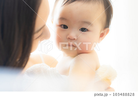 バスタオルに巻かれた赤ちゃん　　 103488828