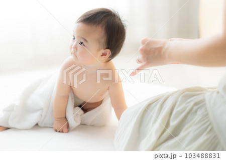 バスタオルに巻かれた赤ちゃん バスタオルに巻かれた赤ちゃん 103488831