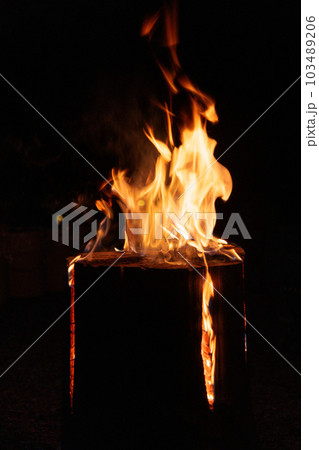 焚き火の炎 焚き火の炎 103489206