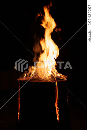 焚き火の炎 焚き火の炎 103489207