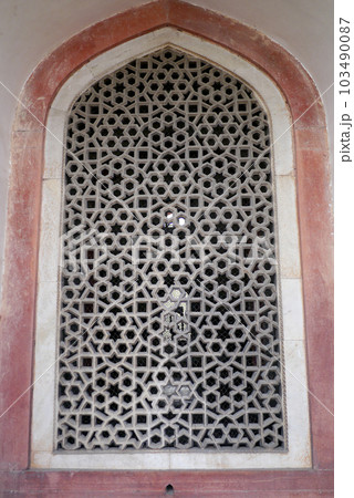 インド・デリーのフマーユーン廟の飾り窓 インド・デリーのフマーユーン廟の飾り窓 103490087