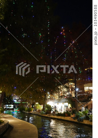 アメリカ　テキサス州サンアントニオ　夜の風景 103490588