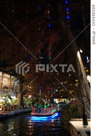 テキサス州サンアントニオ リバーウォークの夜の様子 テキサス州サンアントニオ リバーウォークの夜の様子 103490589