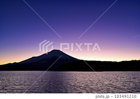 黄昏時の富士山 103491210