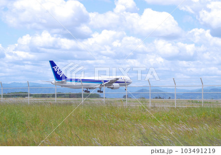 米子鬼太郎空港に着陸する旅客機 米子鬼太郎空港に着陸する旅客機 103491219