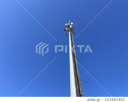 青空に向かって伸びている電波塔 青空に向かって伸びている電波塔 103491401