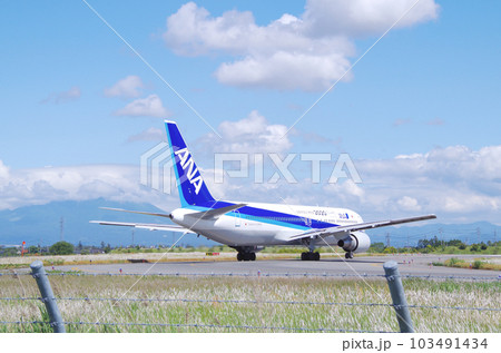 米子鬼太郎空港の誘導路から滑走路に向かう旅客機 103491434