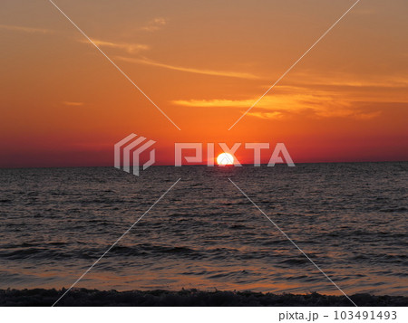 日本海に沈む夕日 日本海に沈む夕日 103491493