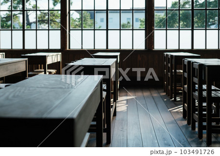 木造校舎の教室 103491726
