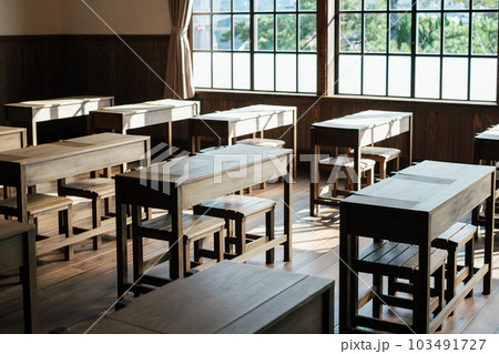 木造校舎の教室 103491727
