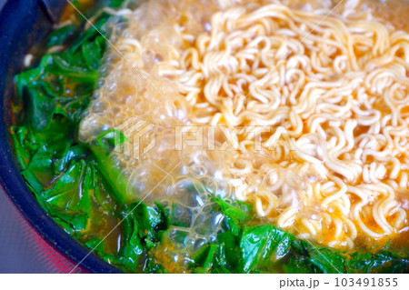 インスタントのラーメン 103491855