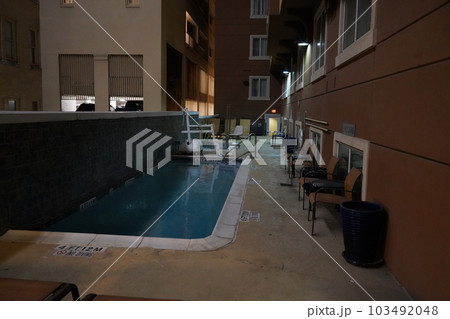 アメリカ　都市部のホテルのプール 103492048