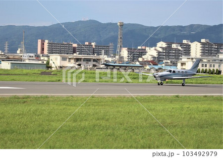 空港から離陸する小型飛行機 103492979