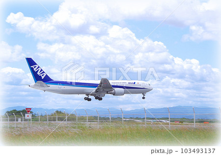 米子鬼太郎空港に着陸する旅客機（イラスト風） 103493137