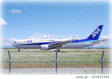 米子鬼太郎空港の誘導路から滑走路に向かう旅客機(イラスト風) 米子鬼太郎空港の誘導路から滑走路に向かう旅客機(イラスト風) 103493304