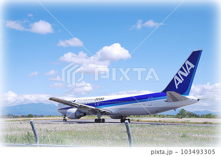 米子鬼太郎空港の誘導路から滑走路に向かう旅客機(イラスト風) 米子鬼太郎空港の誘導路から滑走路に向かう旅客機(イラスト風) 103493305