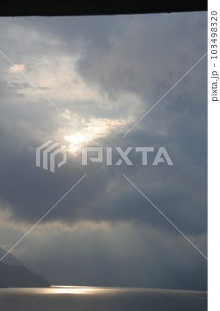 夏の中禅寺湖 103498320