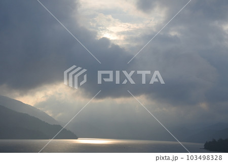 夏の中禅寺湖 103498328