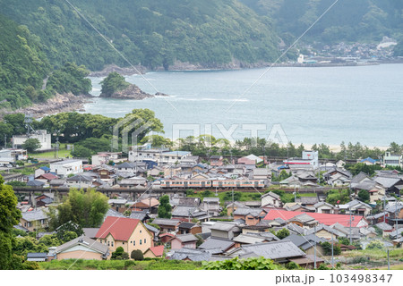 【紀勢本線】新鹿湾を通過する普通列車 103498347