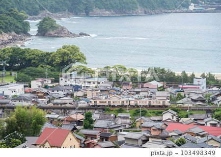 【紀勢本線】新鹿湾を通過する普通列車 103498349