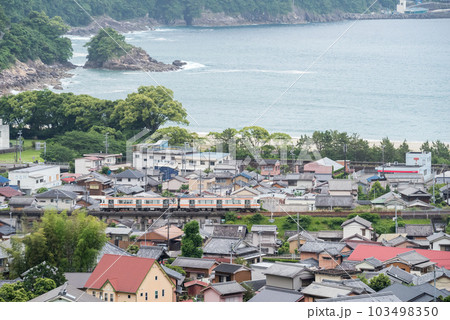 【紀勢本線】新鹿湾を通過する普通列車 103498350