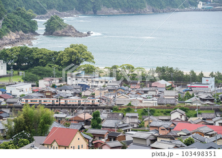 【紀勢本線】新鹿湾を通過する普通列車 103498351