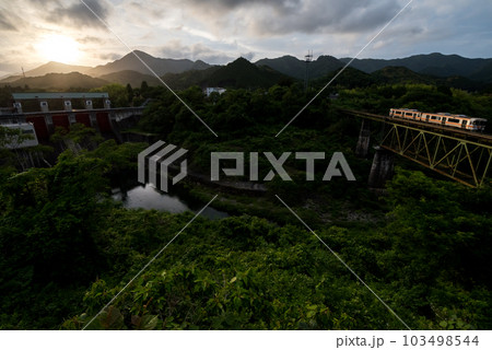 【紀勢本線】夕陽を浴び三瀬谷橋梁を渡る普通列車 103498544