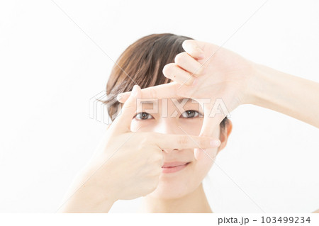 見つめる若い女性　トリミングスケール 103499234