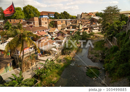 ジョグジャカルタにある密集居住地、カンポンの風景 ジョグジャカルタにある密集居住地、カンポンの風景 103499885
