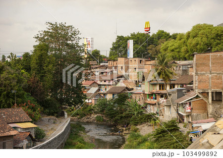 ジャグジャカルタの下町(カンポン)の風景 103499892