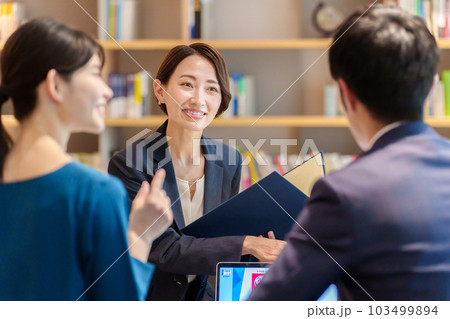 顧客の相談を受けるアドバイザー 顧客の相談を受けるアドバイザー 103499894