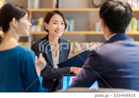 顧客の相談を受けるアドバイザー 103499918